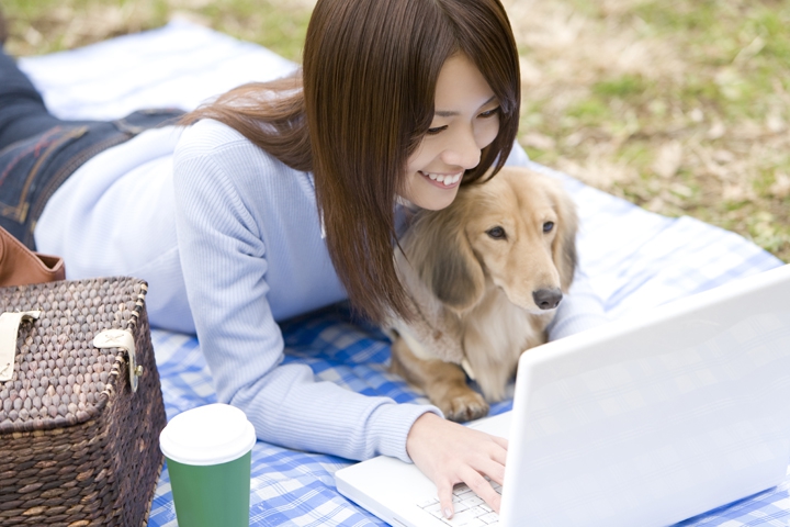 飼い主と賢い犬