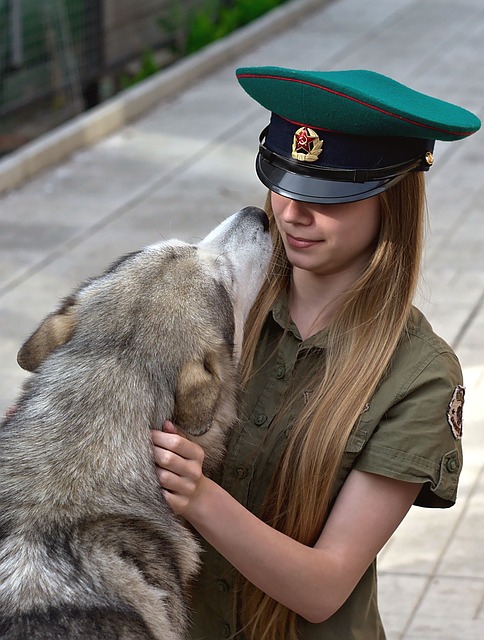 女の子に顔を近づける犬