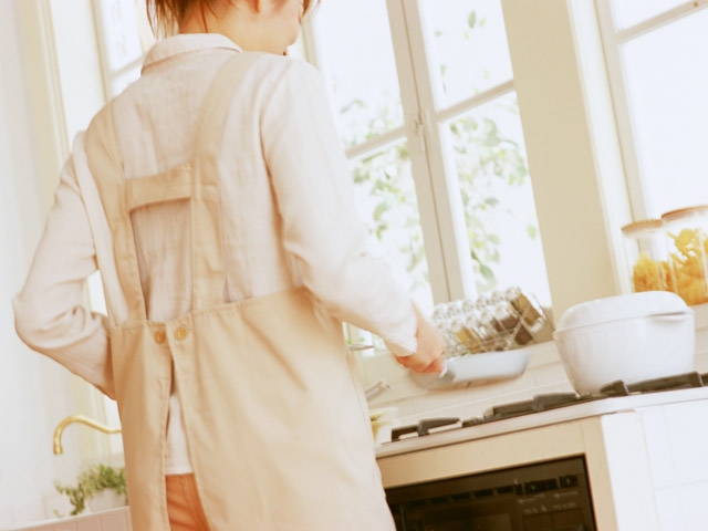 料理する女性