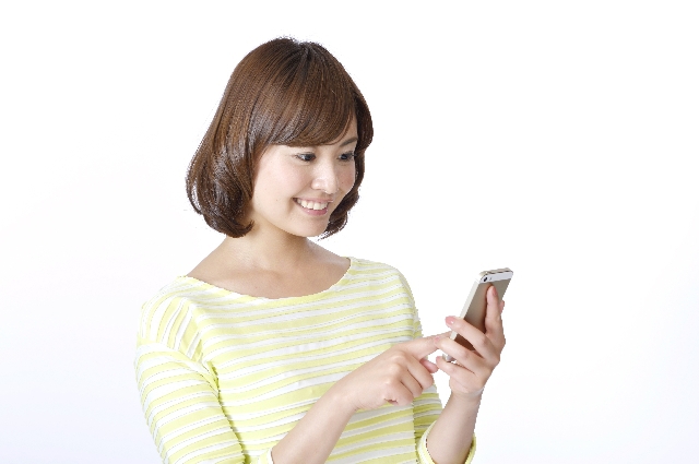 スマホを触る女性