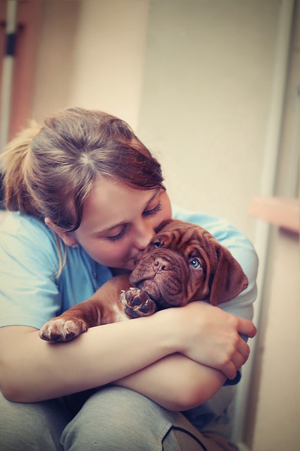 犬を抱きしめる女性