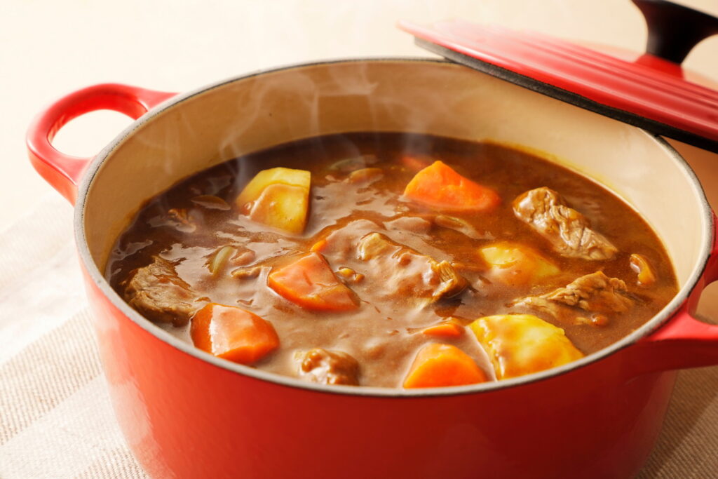 【獣医師監修】猫にカレーは絶対NG！玉ねぎ中毒やスパイスの危険性と誤食時の対処法