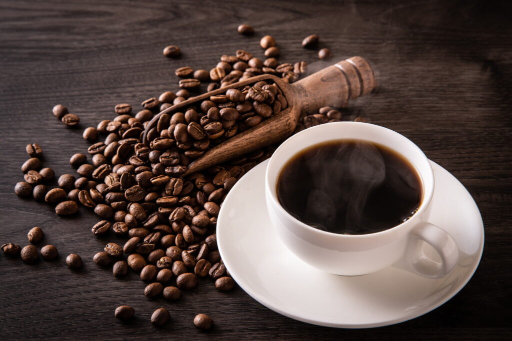 【獣医師監修】猫にコーヒーは絶対NG！カフェイン中毒の症状と致死量、誤飲した時の対処法を解説