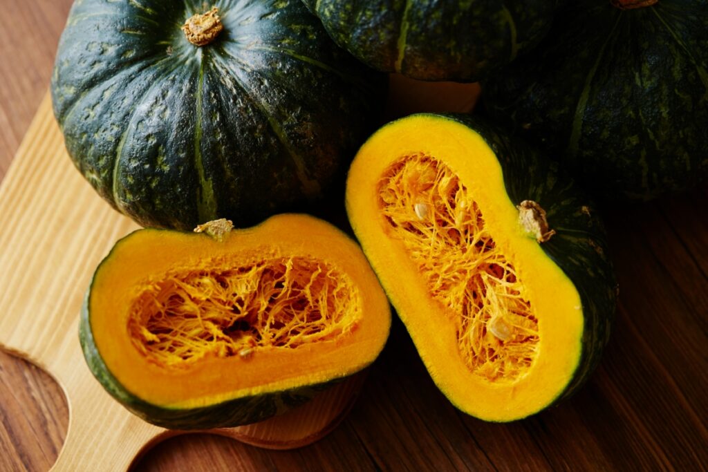 【獣医師監修】猫はかぼちゃを食べても大丈夫？栄養素の効果から与える際の注意点まで解説