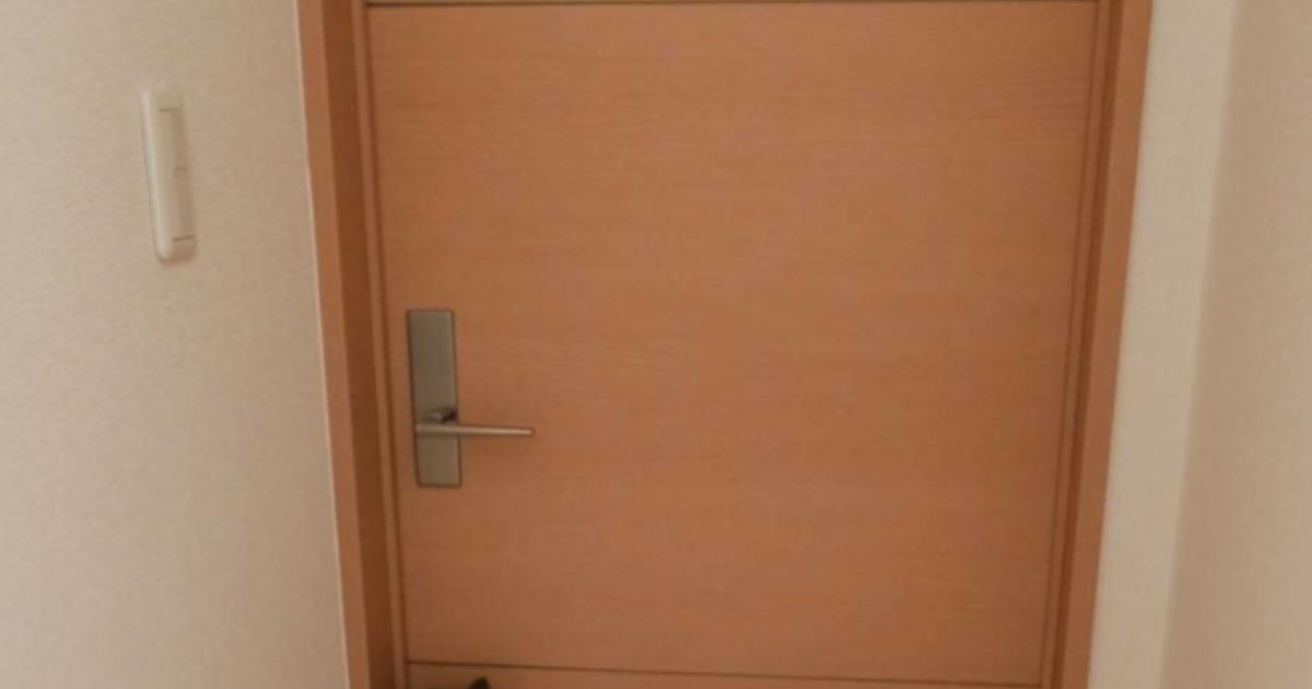 朝にお父さんから一通のLINE→見てみたら、猫が…思わず飛び起きた『愛おしすぎる光景』が12万表示「会いたい気持ちが伝わる」「パパも素敵」