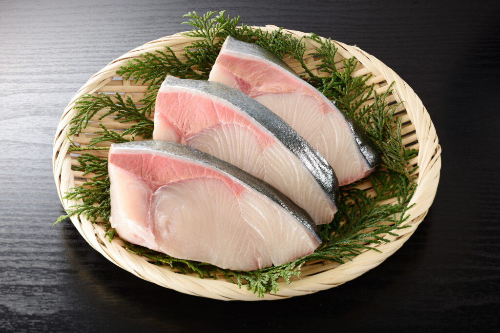 【獣医師監修】猫はブリ(鰤)を食べても大丈夫!与える際の注意点と正しい調理法、適量から栄養素の効果まで解説