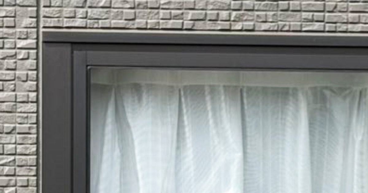 お隣さんから送られてきた写真を確認してみたら、『2匹の猫』が…ほっこりする光景に5万いいね「見せびらかしｗ」「サービスだねｗ」