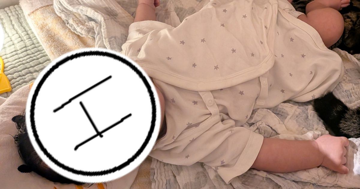 赤ちゃんが眠っているベビーベッドを覗いたら、『2匹のネコ』が…涙が出るほど尊い瞬間に１万いいね「かわいいぃぃ」「幸せのお裾分けありがとう」