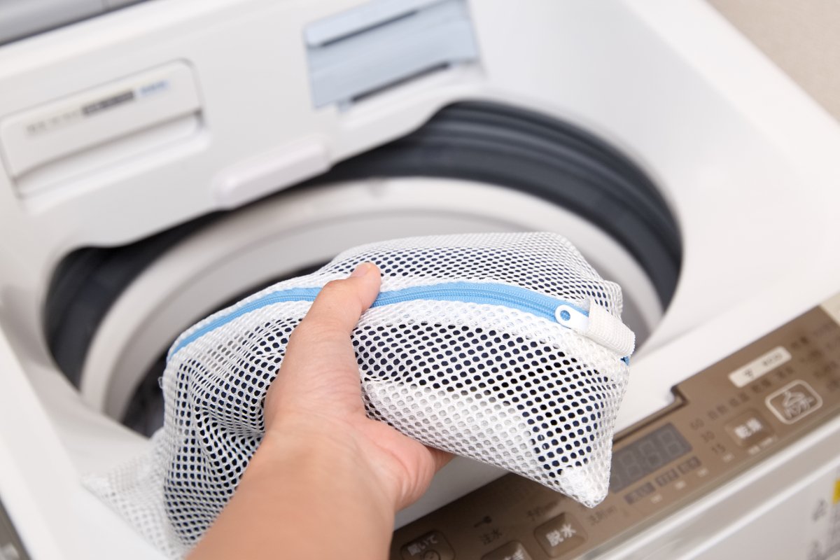 猫の毛が服に付きづらくなる『洗濯』のコツ7選　活用できるアイテムや抜け毛の予防策もご紹介