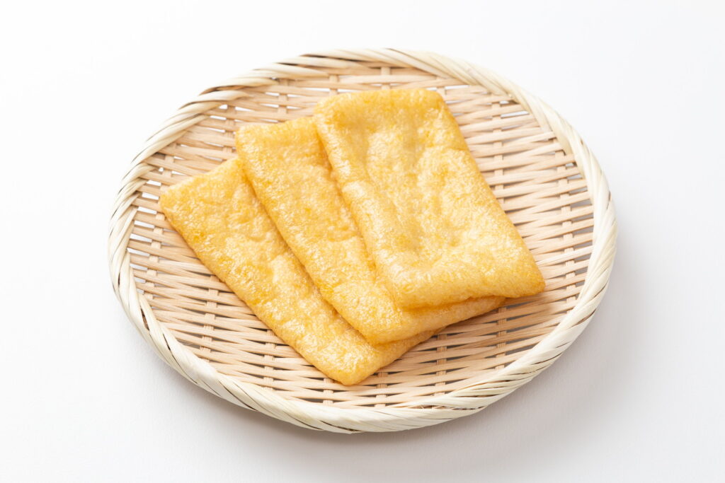 【獣医師監修】猫は油揚げを食べても大丈夫？栄養素と正しい与え方・注意点を徹底解説