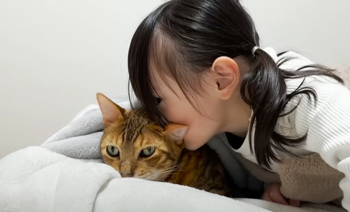 子供にだけ優しい元噛みつき猫→5歳娘が逆に噛みついたら……微笑ましいやり取りの様子が7万再生「癒やされるなー」「幸せそう」