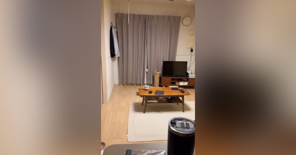 『視線を感じる』と思ったら、愛猫が……ちょっぴりホラーな瞬間に笑ってしまう人が続出「こわいこわいｗ」「めっちゃ見てるｗ」