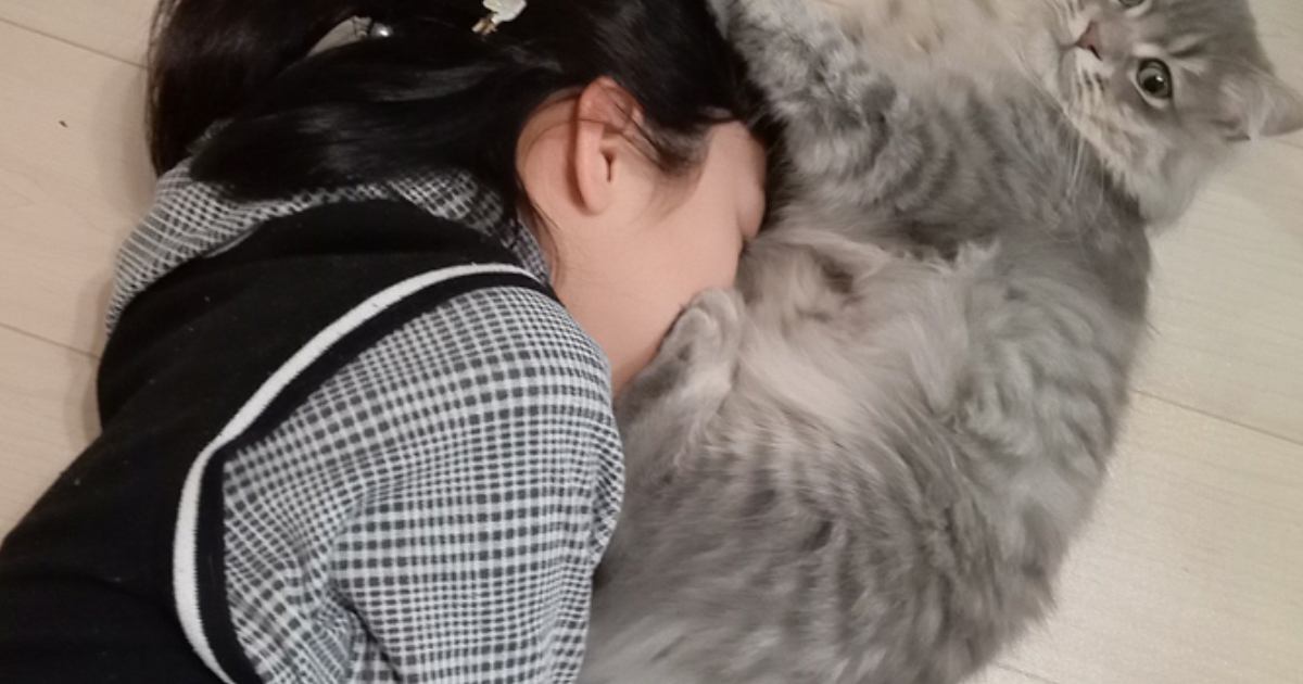 猫が心配で泣いていたお姉ちゃん…無事が確認できると→愛にあふれた光景に１万いいね「元気でよかった」「お手本のような吸い方」
