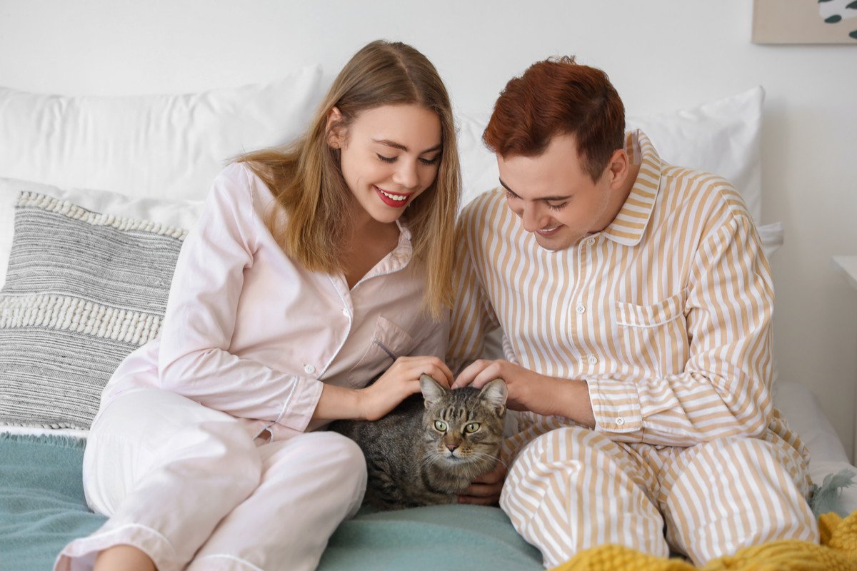 猫が『男性より女性』を好みやすい理由5つ　なぜ違いがあるの？男性が好かれるためのコツまで