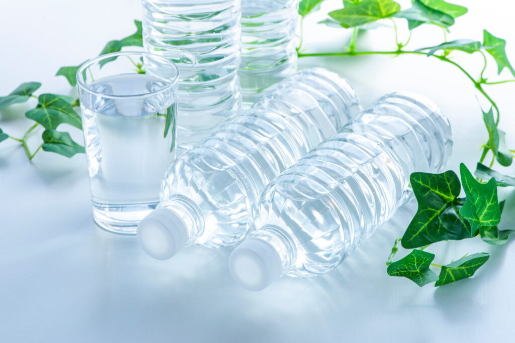 【獣医師監修】猫にミネラルウォーターを飲ませても大丈夫？与える時の注意点や硬水のリスク、安全な商品まで徹底解説