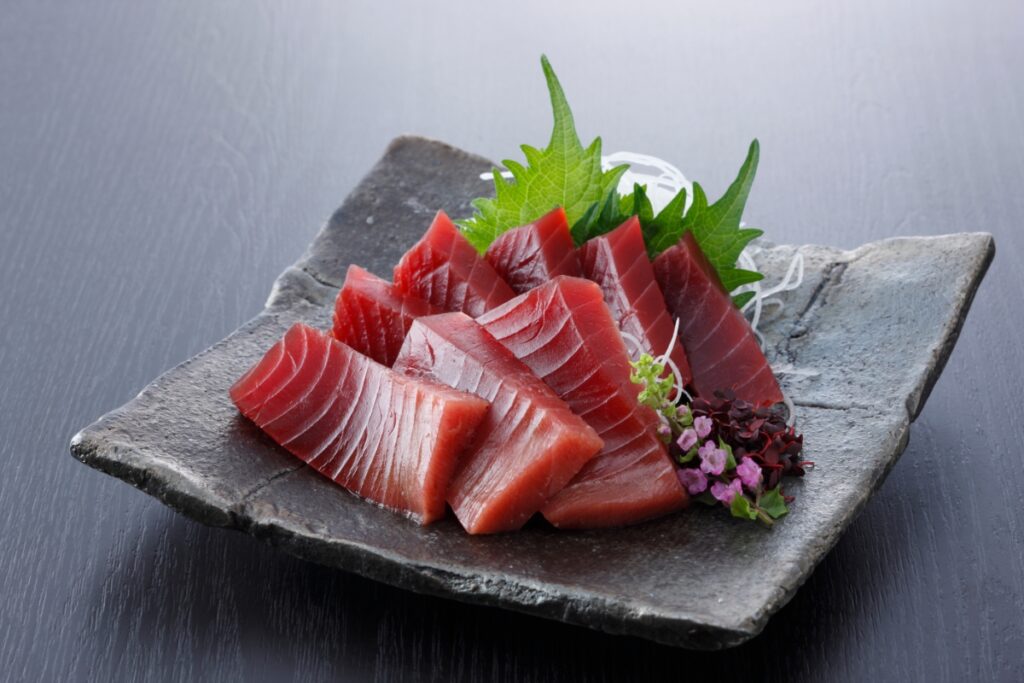 【獣医師監修】猫が刺身を食べるのはNG！危険な理由からリスクの高い魚介の種類まで徹底解説