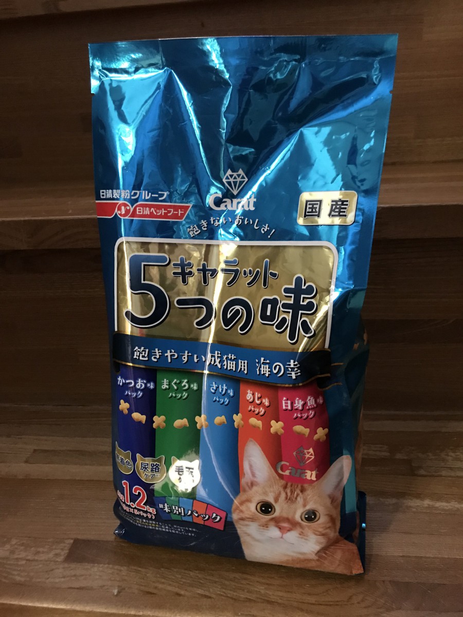 大粒のご飯が苦手な猫ちゃんにもおすすめ！「キャラット５つの味」