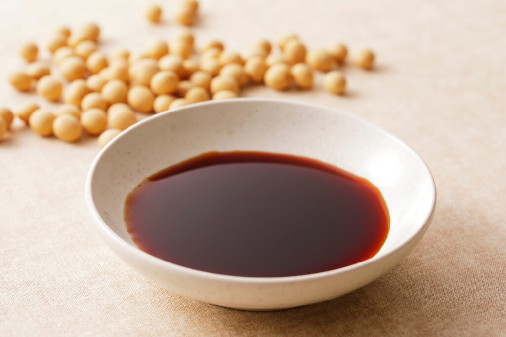 【獣医師監修】猫に醤油はNG！危険な理由や舐めてしまった時の対処法を解説