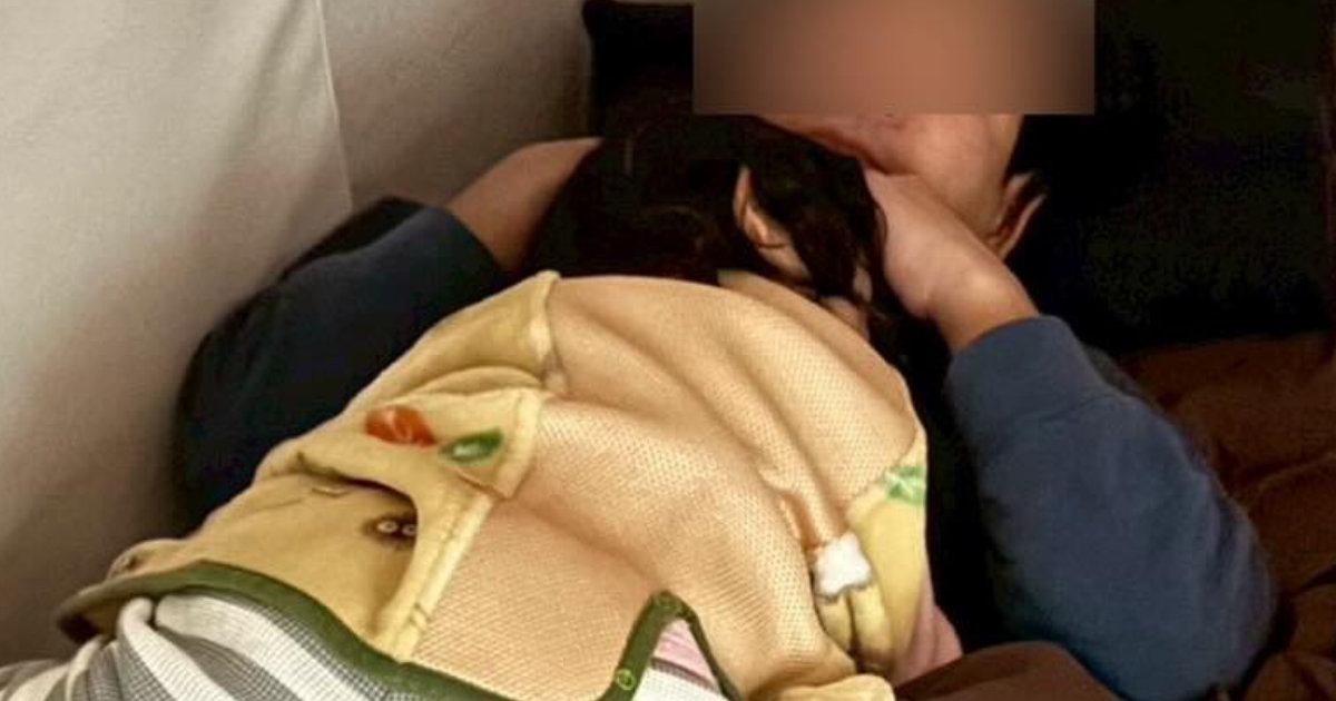 『寝室』を見たら、パパのそばで『子供と猫』が……遅番から帰ってきたママが見た光景に「大好きなんだろうな〜ｗ」「腹筋鍛えられそう」と反響