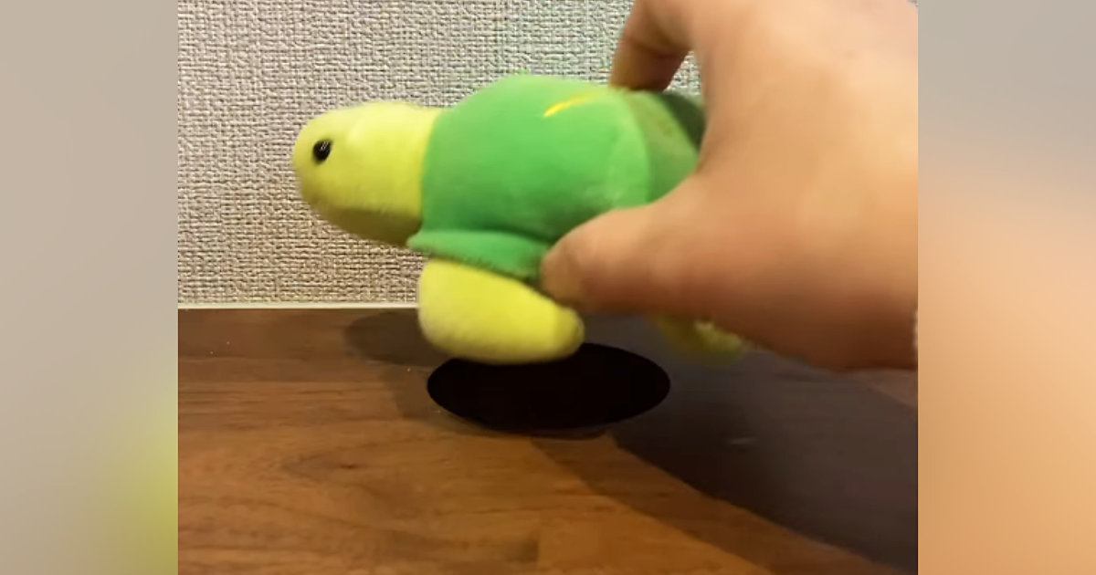 机の小さな穴の上に『ぬいぐるみ』を置いたら…「ブラックホールｗ」まさかの光景が44万再生「面白いくらい吸い込まれるｗ」「大爆笑」