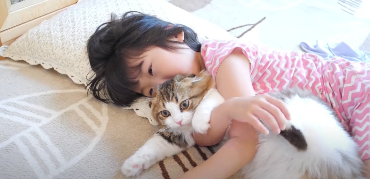 『激しすぎ！』子供と猫の本気のじゃれあいにハラハラ！「良い友達だね」「子供と猫が対等に遊べるのはすごい」