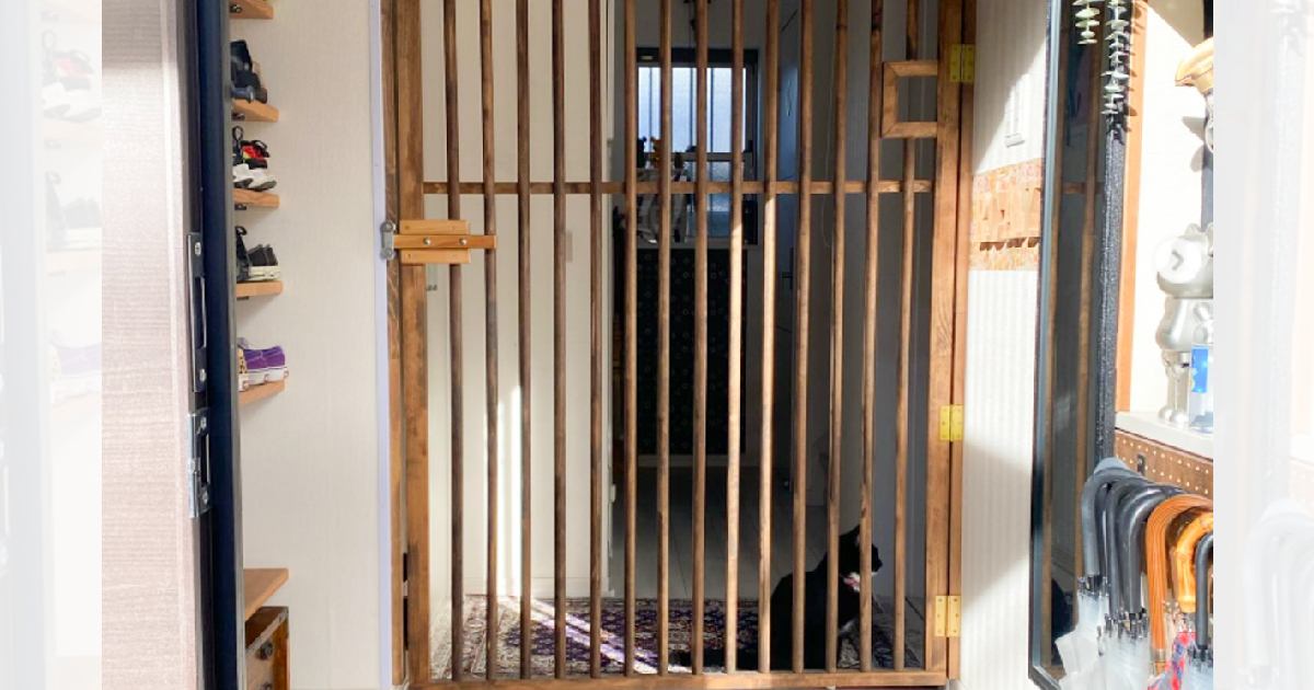 パパに『もっとスマートな猫の脱走防止扉作って』と無茶ぶりしたら…想像を超える"結果"に大絶賛「天才すぎる」「ええ！めっちゃすごい」