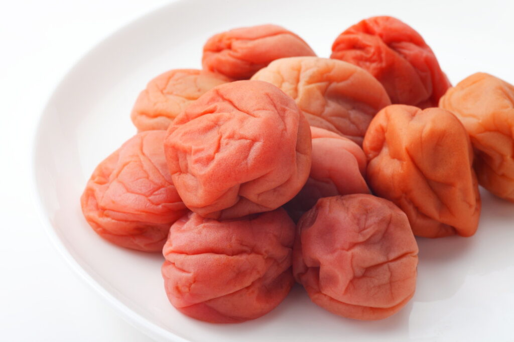 【獣医師監修】猫に梅干しはNG！塩分や種など危険な理由から誤食した際の対処法まで解説