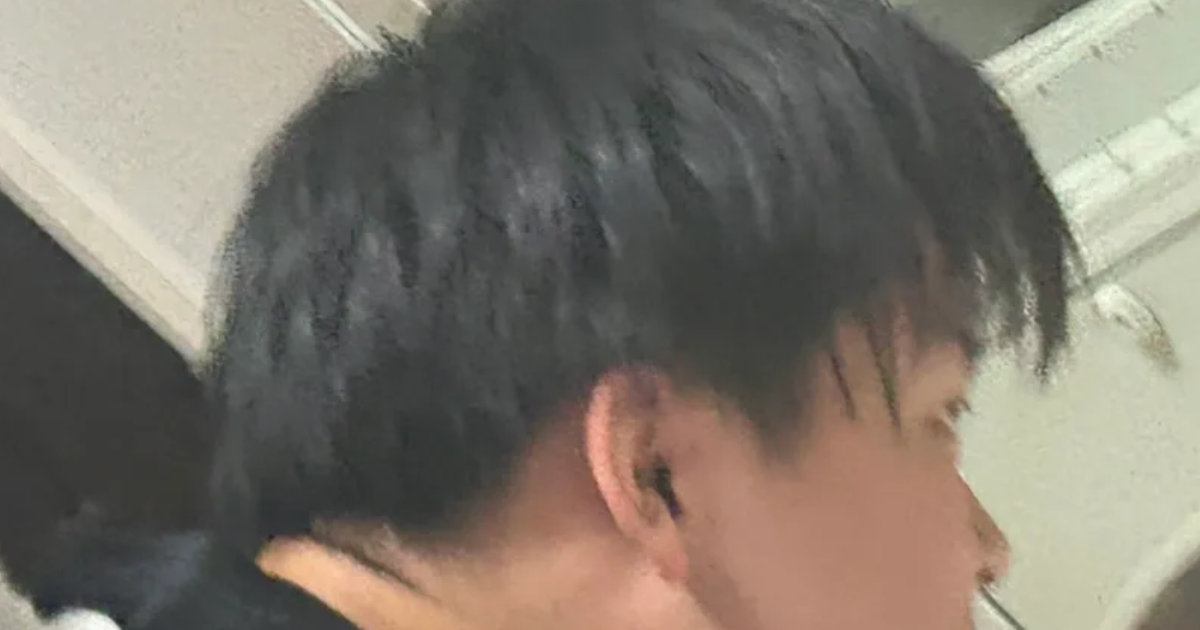しゃがみ込む息子→『背中』を見ると、乗っていたのは…笑ってしまう光景に1万いいね「正しい仕え方」「良い息子さん」「絶対優しいｗ」
