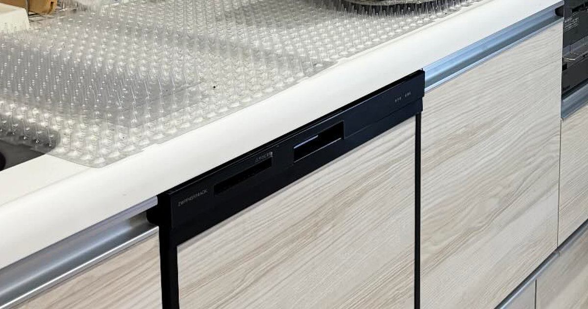 イタズラ防止で設置した『猫よけ』の上に鍋敷きを置いたら…『予想外の瞬間』に爆笑の声続出「プラマイゼロｗ」「やるなぁーｗ」と46万表示