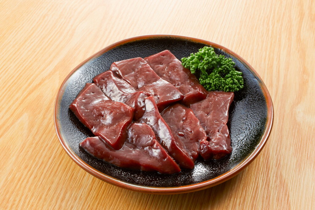 【獣医師監修】猫はレバーを食べても大丈夫？効果や与える時の注意点を解説