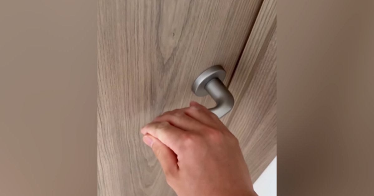 朝、『妻と赤ちゃんと猫』がいる『寝室のドア』を開けると…まさかの光景が21万再生「動じてなくて吹いちゃったｗ」「天然の睡眠薬」