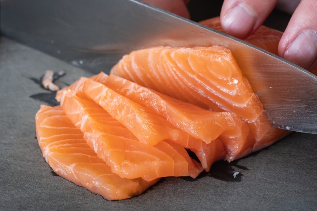 【獣医師監修】猫はサーモンを食べても大丈夫？生は危険？栄養成分の効果や注意点などを徹底解説