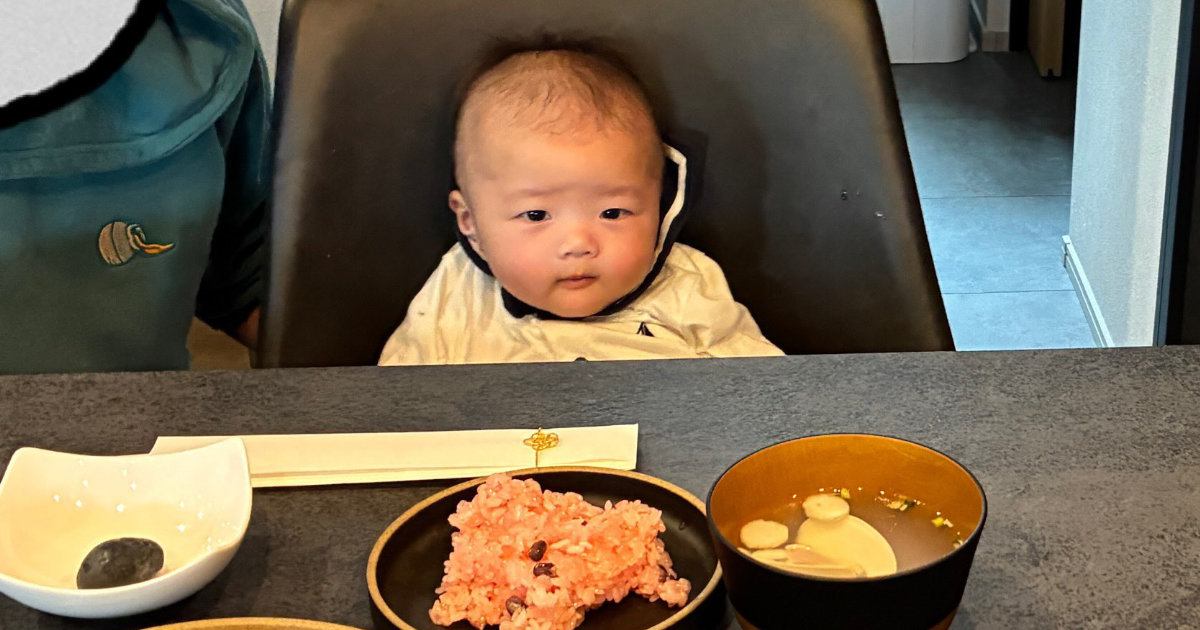 お食い初め中、赤ちゃんの『となりの席』を見ると……ほっこりする光景に１万いいね「狙っているｗ」「サイズほぼ同じでかわいいｗ」と話題