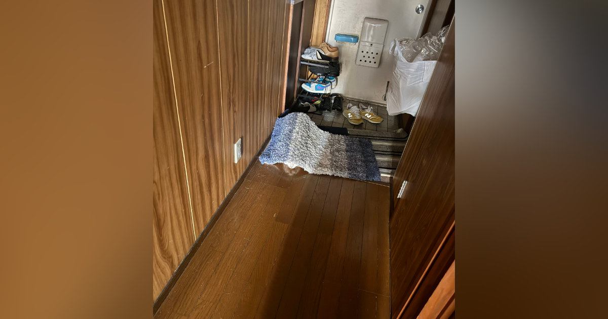 マットの下に『上手く隠れていたはずの猫』…すぐに居場所がバレてしまった『まさかの理由』に２万いいね「ピカピカだったね」「可愛すぎｗ」