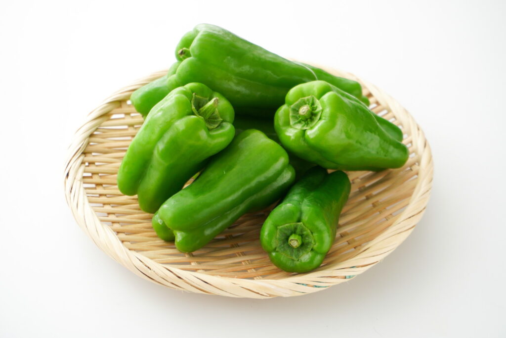 【獣医師監修】猫はピーマンを食べても大丈夫！栄養素の効果と与える際の注意点から量の目安まで徹底解説