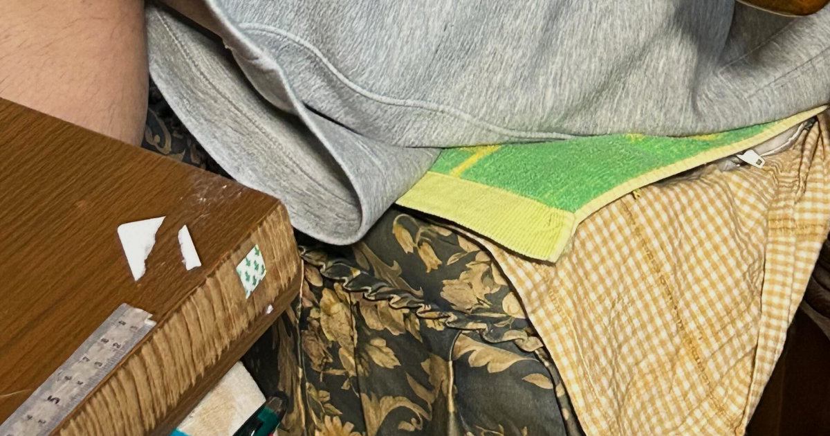 『猫嫌い』と言っていた夫の現在…体の上を見ると、『まさかの光景』に「モテモテで草」「チョロいもんだにゃｗ」と笑ってしまう人が続出