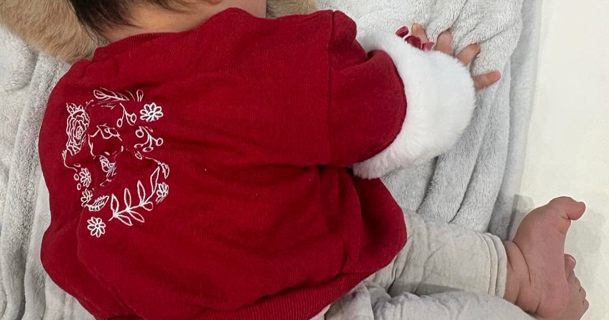 『赤ちゃんがやけに静かだな』と思ったら、猫を…予想外の『尊い光景』に「か、可愛すぎ」「うわあああああ」「赤ちゃんの特権ｗ」と悶絶