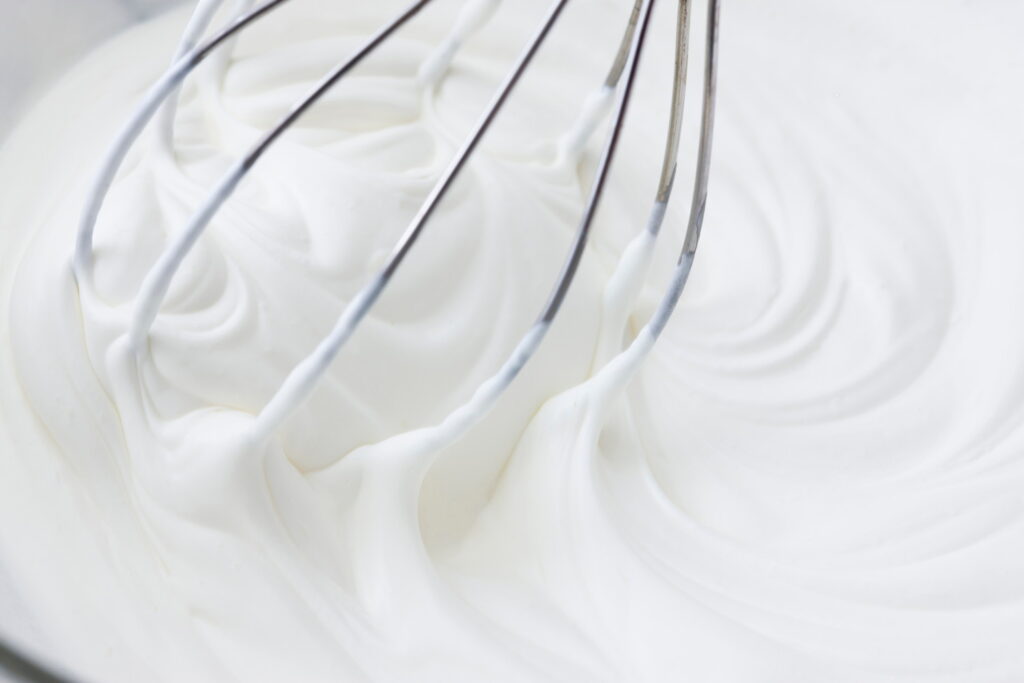 【獣医師監修】猫に生クリームを与えるのはNG！理由や注意すべき症状、誤食時の対処法を解説