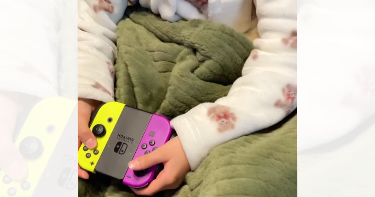 ゲーム中の娘にそっと近づいてみると、猫が…とんでもなく癒される『尊い瞬間』が61万再生「中からこんにちはｗ」「癒しをありがとう」