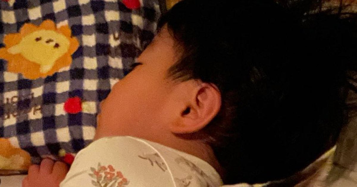 爆睡中の4歳児→すぐ横を見ると、『2匹の猫』が…あまりにも幸せな光景に29万いいね「AIじゃないよね？ｗ」「本当に衝撃的にかわいい」