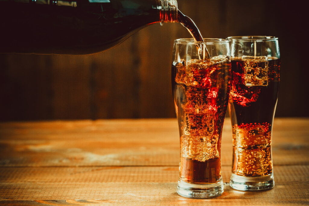 【獣医師監修】猫にコーラに飲ませるのは絶対NG！危険な理由と誤飲時の対処法を解説