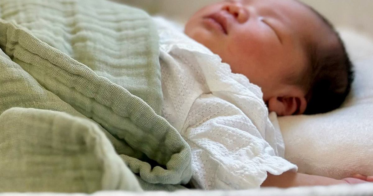生まれたばかりの赤ちゃんが眠っていると、すぐそばで『猫』が…尊すぎる光景に1万いいね「小さな猫だと思ってそうｗ」「うるっときた」