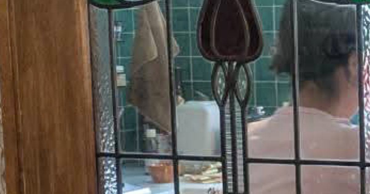 キッチンでお茶の準備をしていると、ドアの前で猫たちが…友人が撮ってくれた『素敵すぎる瞬間』に「ディズニーの世界みたい」「幸せな日常」
