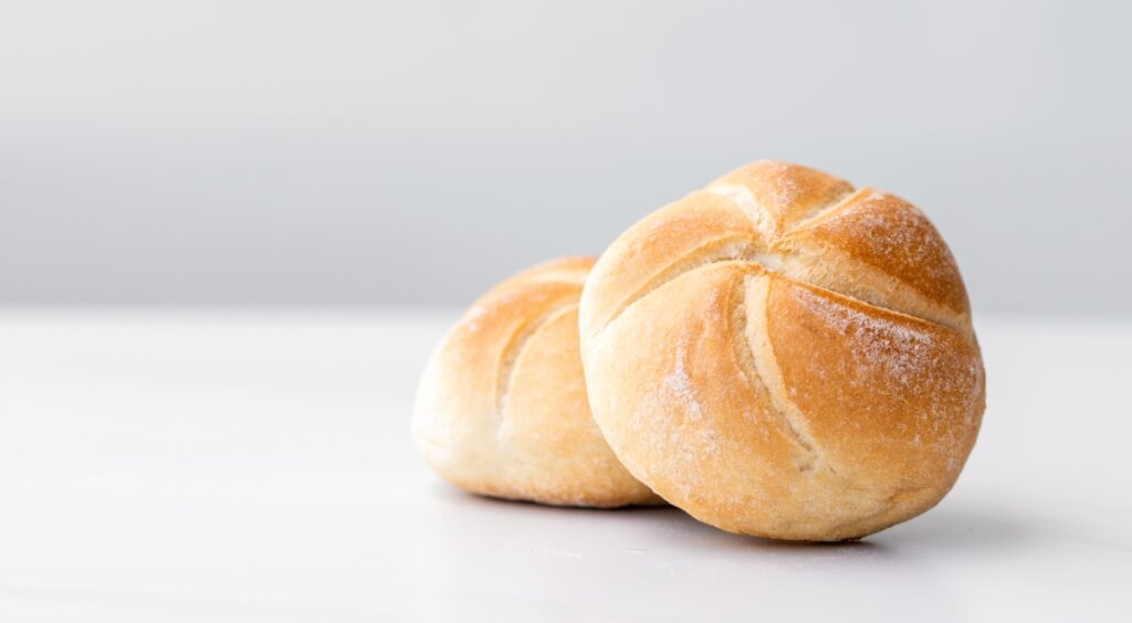 【獣医師監修】猫にパンを与えるのはNG！与えてはいけない理由とリスク、ご食事の対処法まで解説