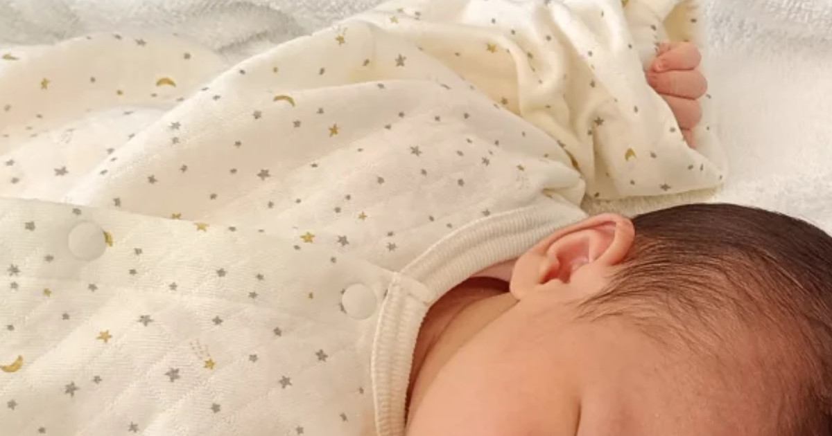 初めて『人間の赤ちゃん』を見た猫→近づいてくると…可愛すぎる瞬間に1万いいね「ちょっとへっぴり腰なのがジワるｗ」「和む～ｗ」