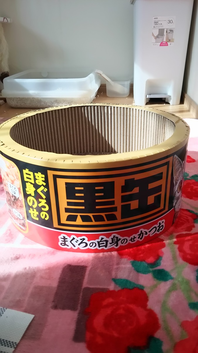 段ボール製の猫ベッド「アスクの黒缶爪とぎ」の使い方