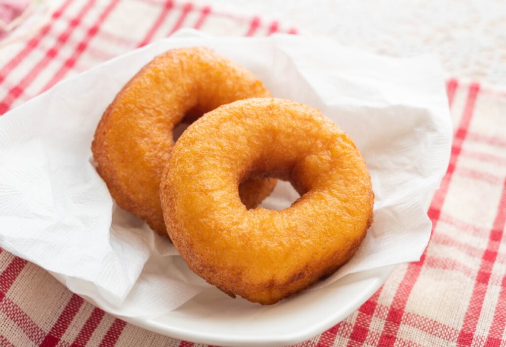 【獣医師監修】猫がドーナツを食べるのはNG！与えてはいけない理由と栄養素や成分のリスクを解説