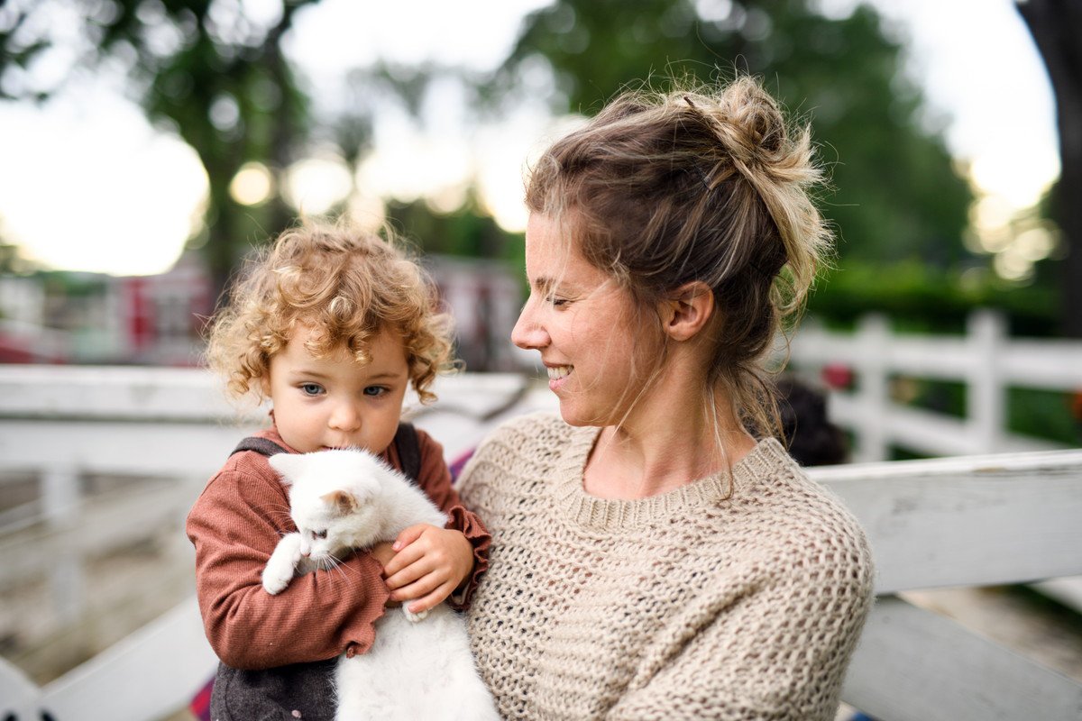 子どもと仲良くなれる猫に共通する特徴3つ　飼い主が心がけるべき注意点も解説