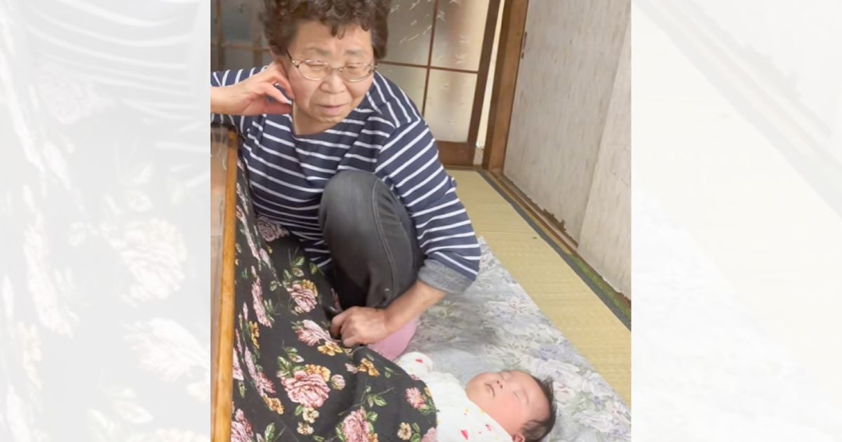 ひいおばあちゃんの横で眠っている『赤ちゃんの傍』で…猫がとった行動が尊すぎると31万再生「全てが可愛い」「幸せ空間すぎる」