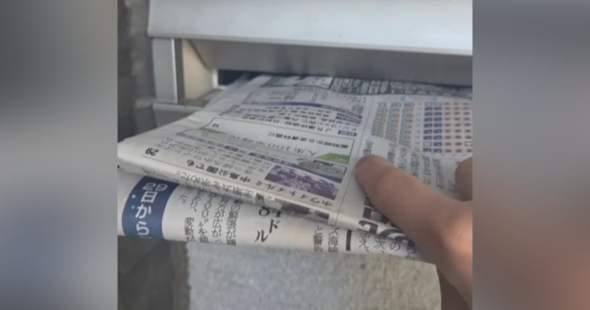 『新聞配達のときに猫の手が出てくる』という話を聞いて…検証してみた結果→可愛すぎる瞬間に「配達員になりたい」「1匹じゃないんかいｗ」